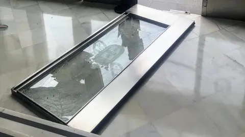 Cae una de las puertas del ayuntamiento (C.A.)