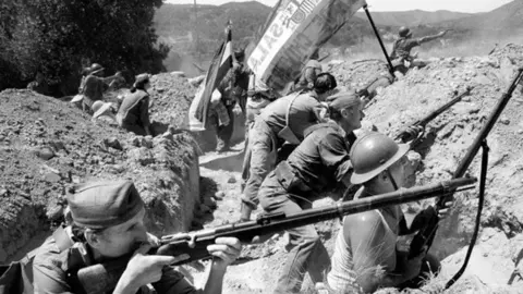Trinchera republicana durante los combates en la sierra. Fuente: Memoria Hist&oacute;rico Militar Ebro 1938.