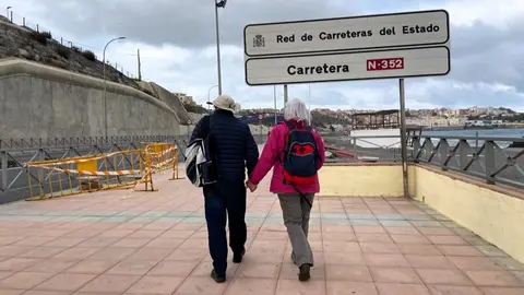 Carmen y Miguel  juntos, de la mano