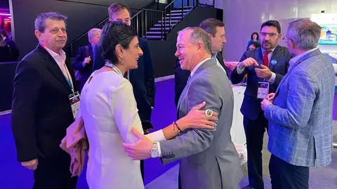 Chandiramani y Mar&iacute;n se saludan en la ICE London (GOBIERNO DE MELILLA)