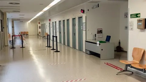 Sala de espera vac&iacute;a HUCE hospital universitario