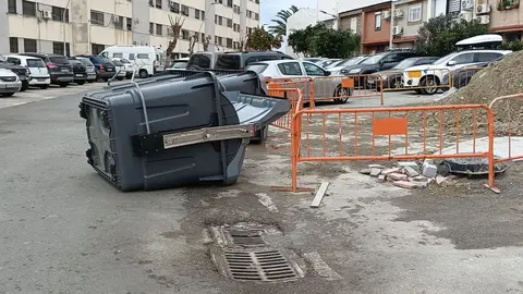 Consecuencias borrasca Karlotta / Contenedor en el suelo por el viento
