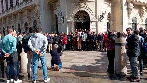 Los concentrados guardan un minuto de silencio en memoria de los guardias fallecidos (C.A.)