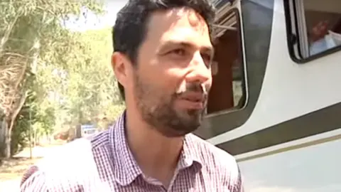  Jos&eacute; Manuel Gonz&aacute;lez con su autocaravana promocionando su 'Vaya Viaje'./Captura de Ceuta TV 