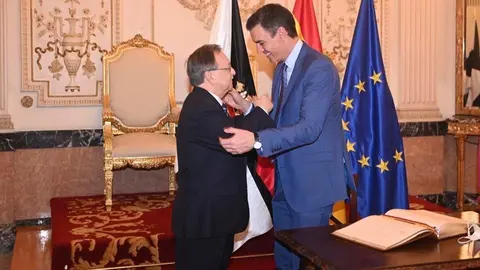 Vivas y S&aacute;nchez se saludan durante una visita el presidente del Gobierno a la Ciudad (C.A./ARCHIVO)