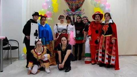 J&oacute;venes usuarios de la Asociaci&oacute;n, durante la fiesta (CEDIDA)