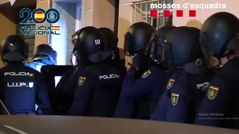 Un momento de la operaci&oacute;n policial (POLIC&Iacute;A NACIONAL/MOSSOS D'ESQUADRA)