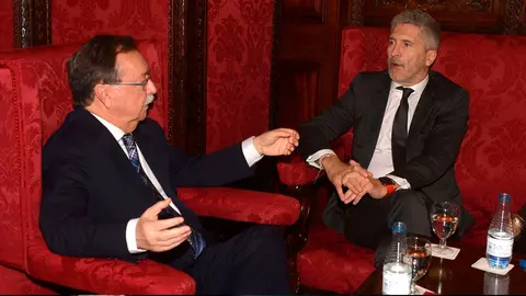 Vivas y Grande Marlaska charlan durante una visita del ministro a Ceuta (C.A./ARCHIVO)