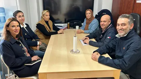 Un momento de la reuni&oacute;n de los socialistas con representantes e Autismo Ceuta (CEDIDA)