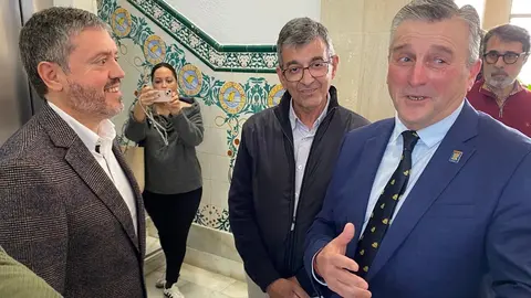  Doncel con Fern&aacute;ndez durante el encuentro en la Autoridad Portuaria. 