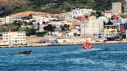 La Salvamar Atria remolca la semirr&iacute;gida hallada a la deriva (C.A.)