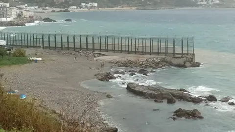 Los Guardia Civiles controlan la entrada de un inmigrante en el espig&oacute;n de Benz&uacute; / S.I&ntilde;esta