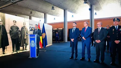 Un momento de la inauguraci&oacute;n de la exposici&oacute;n (POLIC&Iacute;A NACIONAL)