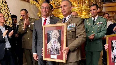  El Comandante General de Ceuta durante el acto de imposici&oacute;n del faj&iacute;n a Mar&iacute;a Sant&iacute;sima de la O / Hermandad de la Columna 
