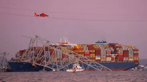 El puente Francis Scott Bridge se desploma tras el impacto de carguero