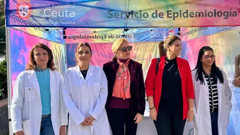 Stand informativo en la Plaza de los Reyes sobre el programa de cribado del c&aacute;ncer de colon / M.Zapico