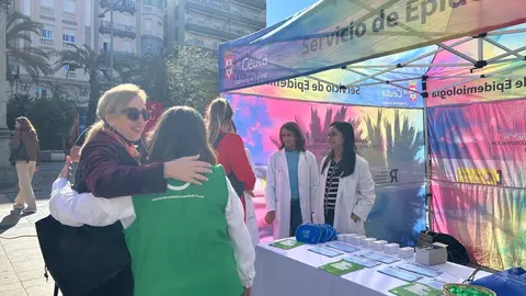 Stand informativo en la Plaza de los Reyes sobre el programa de cribado del c&aacute;ncer de colon / M.Zapico