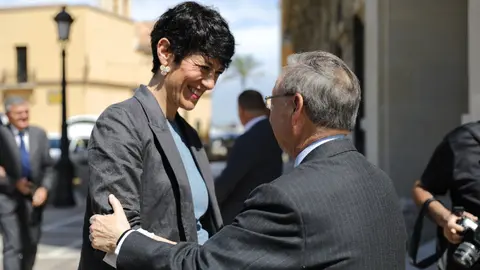 Vivas, saludando a la ministra Saiz