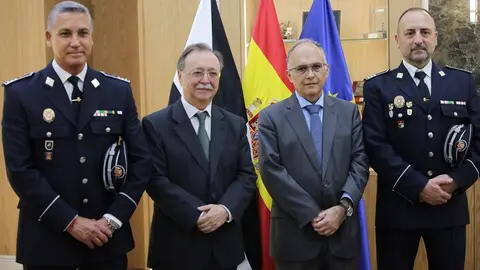 El presidente Vivas y el consejero Gait&aacute;n, junto a los dos nuevos inspectores (CEDIDA)