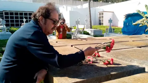 El secretario general de UGT, Juan Carlos P&eacute;rez, deposita flores sobre la fosa com&uacute;n (C.A.)