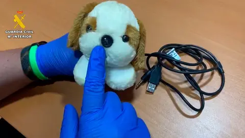 El detenido escond&iacute;a las c&aacute;maras en mu&ntilde;ecos de peluche (GUARDIA CIVIL)