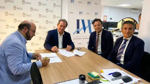 Momento de la firma del convenio entre el Colegio de Farmac&eacute;uticos de Ceuta y la aseguradora Caser