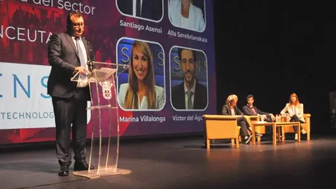 Santiago Asensi durante su exposici&oacute;n en las jornadas de Bet On Ceuta 