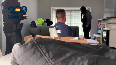 Los agentes, durante el registro de uno de los domicilios investigados (POLIC&Iacute;A NACIONAL)