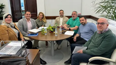 Reuni&oacute;n entre las partes implicadas / Archivo