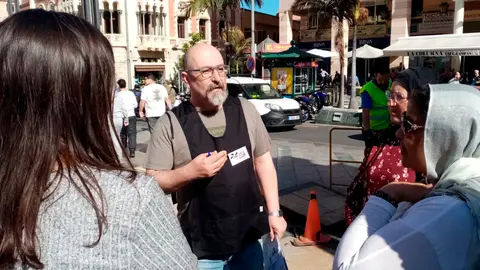 El presidente de Acefep, Basilio Garc&iacute;a Cop&iacute;n, conversa con un grupo de mujeres (C.A.)