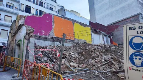 Al fondo, el 7 de Fern&aacute;ndez, con los escombros del edificio aleda&ntilde;o en primer plano. 