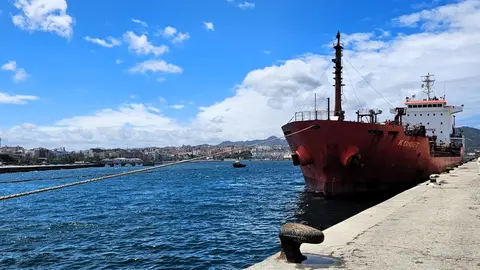 El 'K-Onset' sigue retenido en el muelle Alfau (APCE)