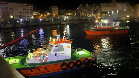 Las empresas locales conti&uacute;an con las labores de descontaminaci&oacute;n en el muelle Alfau (C.A.)