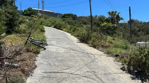 El alambre tendido entre los dos lados de la carretera (FACEBOOK)