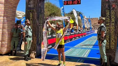 Amar celebra su victoria tras cruzar la l&iacute;nea de meta