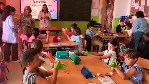 Los alumnos del &laquo;Mare Nostrum&raquo; participan en el taller de lavado de manos (CEDIDA)