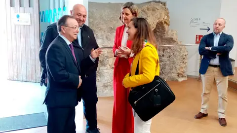 Garc&iacute;a Pe&ntilde;a, a la derecha, departe con el presidente Juan Vivas antes del inicio del acto (C.A.)