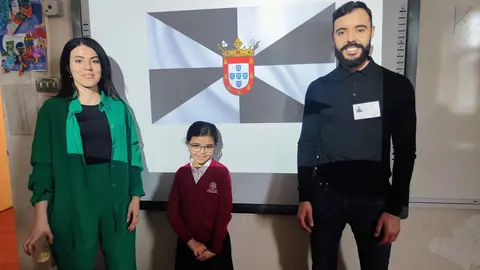 Dunia y Mohamed, la pareja ceut&iacute; junto a una de sus hijas,&nbsp;en el Instituto Espa&ntilde;ol Vicente Ca&ntilde;ada Blanch
