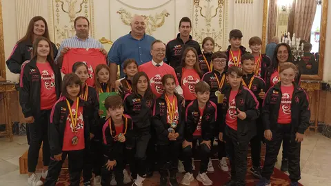 Vivas recibe a una representaci&oacute;n del karate de Ceuta