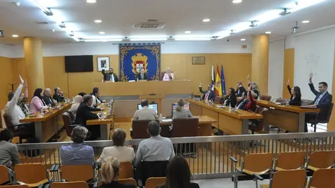  Momento de la votaci&oacute;n a mano alzada, con el VOX, Ceuta Ya y s&oacute;lo una parte del PSOE votando en contra. 