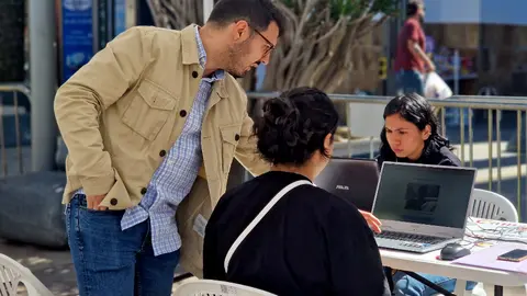  Alberto Illescas ayuda a una de las candidatas a realizar su entrevista a una de las candidatas / Laura Ortiz 