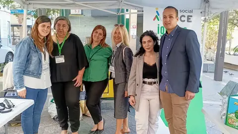 El equipo de la ONCE de Ceuta, en el stand instalado en la plaza de los Reyes (S.I.)