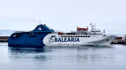  Barco Passi&oacute; per Formentera, de Balearia, saliendo del Puerto de Ceuta 