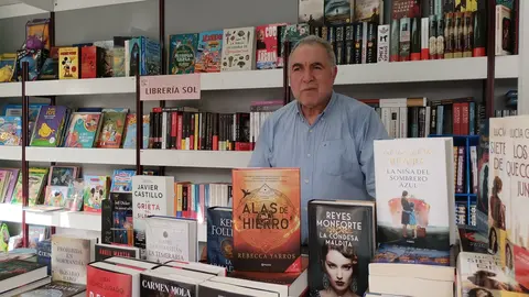 Pepe Bentolila, de la Librer&iacute;a Sol, en la Feria del Libro de Ceuta (S.I.)