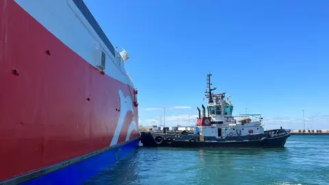 El &laquo;Poniente Jet&raquo; recibe el apoyo de un remolcador (CEDIDA)