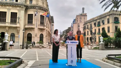 Montserrat (dcha), junto a Juan Vivas y la tambi&eacute;n candidata Cleopatra R'Kaina, hoy, en la Plaza Alta (C.A.)
