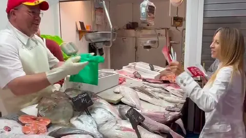 Abdelkader, durante una visita al Mercado Central (CEDIDA)