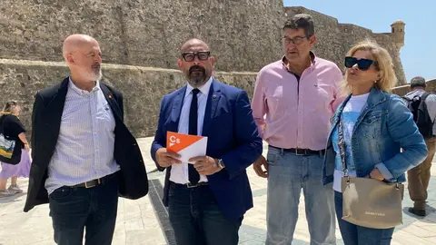  Jordi Ca&ntilde;as en las Murallas Reales con Varga y otros miembros de Cs este mi&eacute;rcoles. 