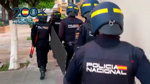 Agentes de la Polic&iacute;a Nacional durante la operaci&oacute;n (MINISTERIO DEL INTERIOR)