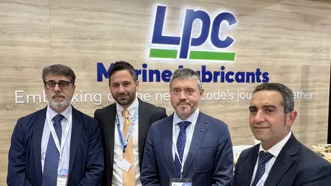 La representaci&oacute;n de la APC con Juan Manuel Doncel, V&iacute;ctor Jim&eacute;nez, junto con un representante de la empresa LPC
